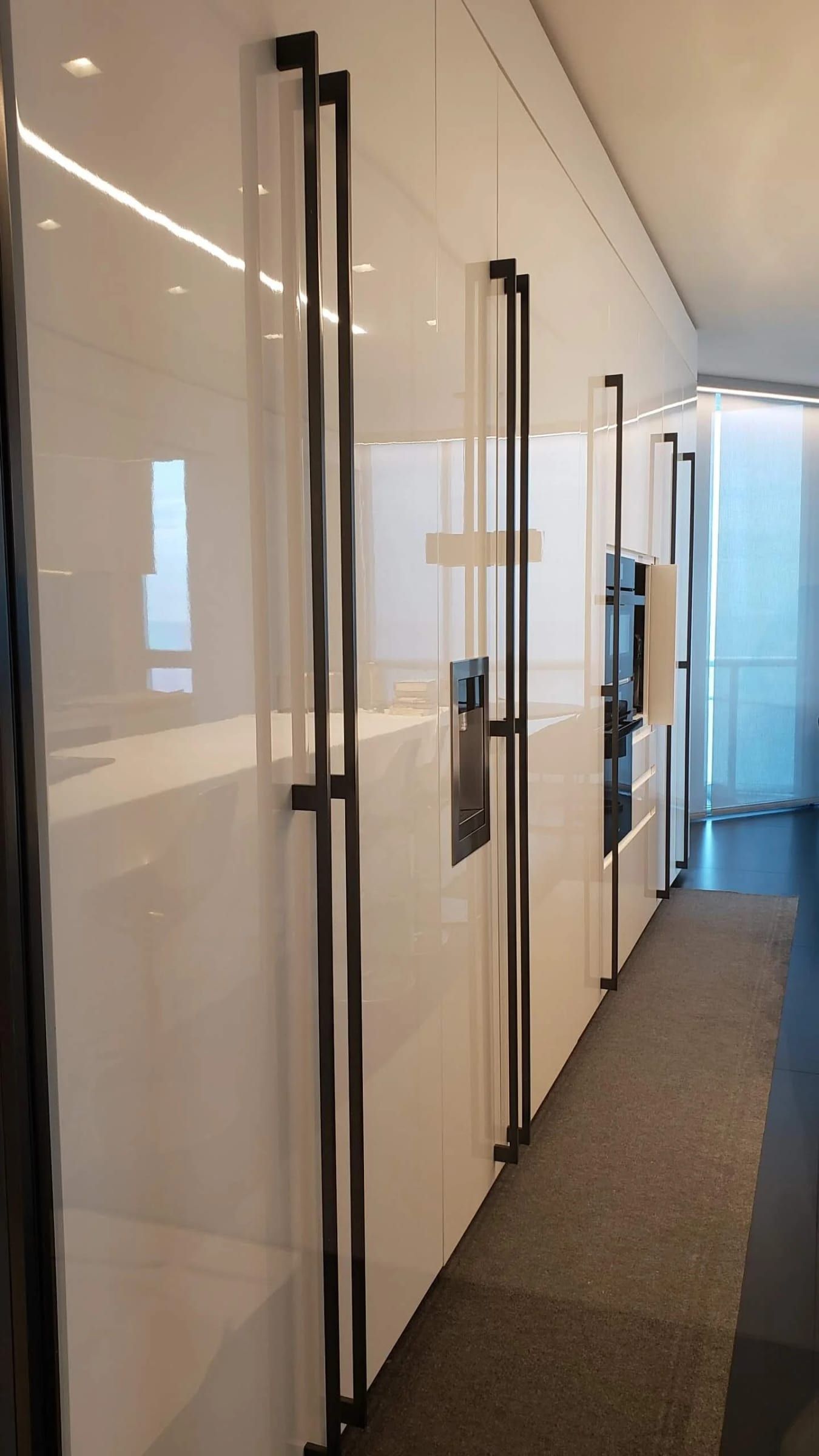 Full-height pull on a glass door